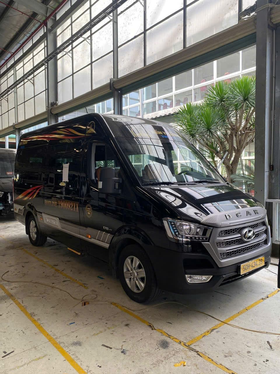 Limousine 9 chỗ - ảnh 1/3