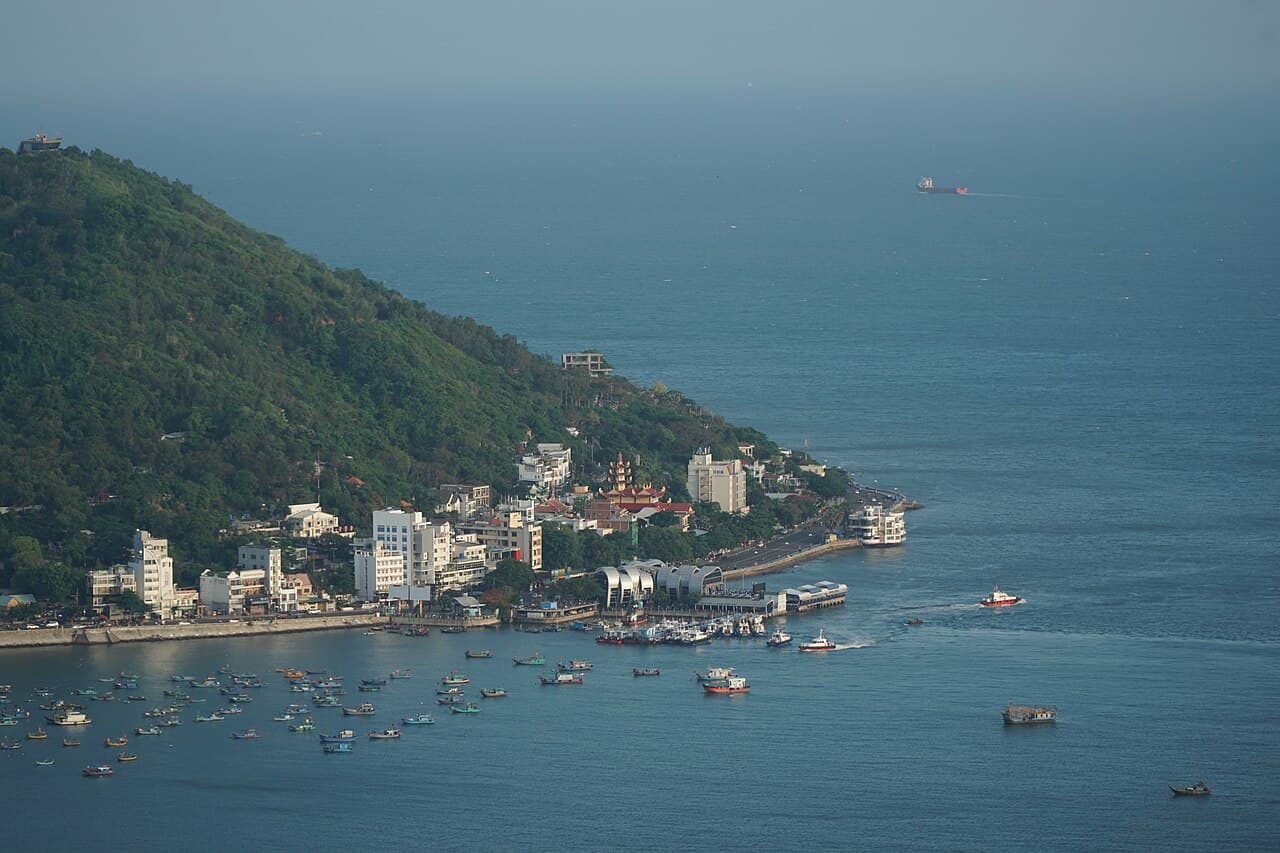Bãi Trước và núi Nhỏ nhìn từ trên cao